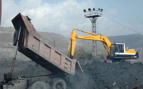 S&amp;P nhận định, TKV sẽ chi 10-11 nghìn tỷ đồng, tương đương khoảng 
500 triệu USD mỗi năm trong các năm 2012, 2013 và 2014 để hoàn tất các 
dự án mới thuộc các lĩnh vực điện, alumina (bauxite), khoáng sản ngoài 
than, và các dự án mở rộng sản xuất than. 