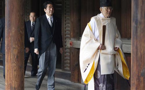 Thủ tướng Nhật Bản Shinzo Abe thăm đền Yasukuni sáng 26/12 - Ảnh: AP.<br>