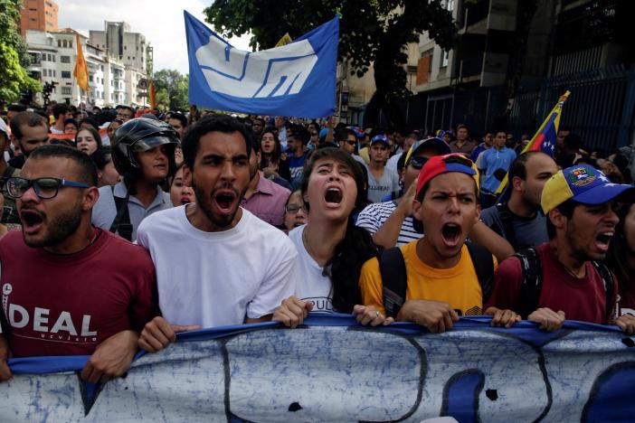 Sinh viên Venezuela biểu tình phản đối Chính phủ của Tổng thống Nicolas Maduro ở Caracas ngày 3/11 - Ảnh: Reuters.<br>