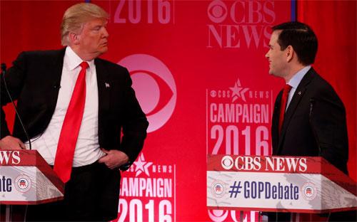 Donald Trump (trái) và Ted Cruz trong một cuộc tranh luận - Ảnh: Reuters.<br>
