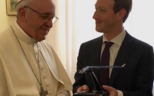 CEO Facebook Mark Zuckerberg (phải) tặng máy bay không người lái cho giáo hoàng Francis ngày 29/8 - Ảnh: Facebook.<br>