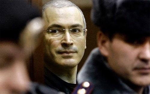 Ông Khodorkovsky tại tòa năm 2010 - Ảnh: AP.<br>
