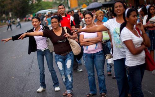 Người dân Venezuela vẫy xe để tới chỗ làm sau khi dịch vụ tàu điện ngầm bị dừng do mất điện vào tháng 4/2011 - Ảnh: BI/Reuters.<br>