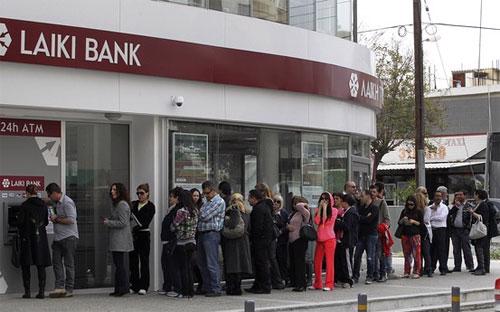 Người dân Cyprus đổ xô rút tiền ngân hàng hôm thứ Năm, 22/3 - Ảnh: Reuters.<br>