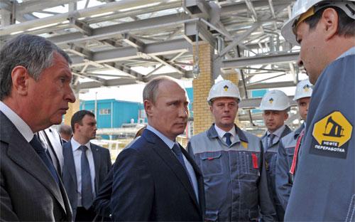 Tổng thống Nga Vladimir Putin (giữa) thăm một nhà máy lọc dầu của tập đoàn quốc doanh Rosneft ở miền Nam nước Nga - Ảnh: AP/BI.<br>
