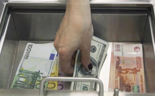 Từ đầu năm đến nay, đồng Rúp mất giá 9%, mạnh hơn đồng tiền của bất kỳ nền kinh tế mới nổi nào khác.