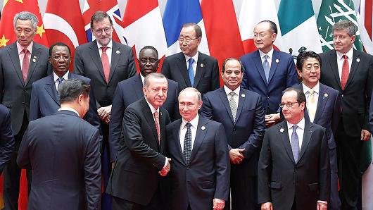 Tổng thống Nga Vladimir Putin (giữa) chụp ảnh cùng các nhà lãnh đạo khác tại hội nghị thượng đỉnh G20 ở Hàng Châu, Trung Quốc - Ảnh: Getty/CNBC.<br>