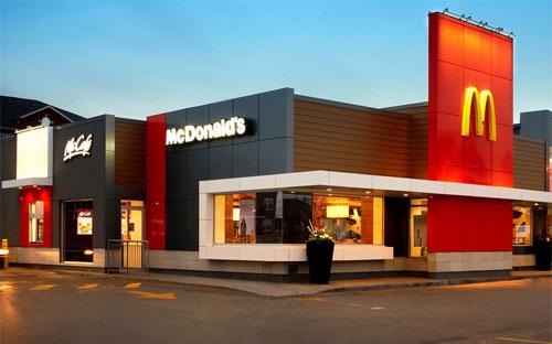 Một cửa hiệu đồ ăn nhanh McDonald's.<br>