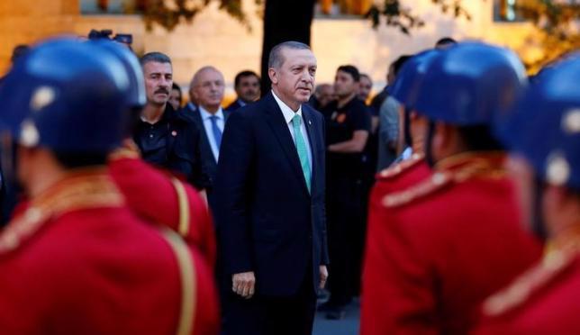 Tổng thống Thổ Nhĩ Kỳ Tayyip Erdogan duyệt đội danh dự khi tới Quốc hội nước này hôm 22/7 - Ảnh: Reuters.<br>
