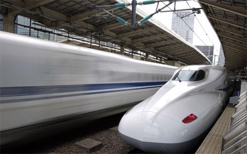 Một đoàn tàu cao tốc Shinkansen ở Tokyo, Nhật Bản - Ảnh: Bloomberg/WSJ.<br>