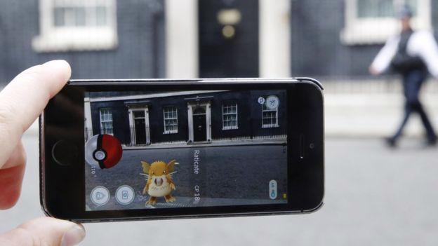 Việc Pokemon Go được đưa tới Brazil, Indonesia, Philippines, và hàng 
chục quốc gia khác không đủ để bù đắp cho lượng người sử dụng sụt giảm - Ảnh: AP/BBC.<br>