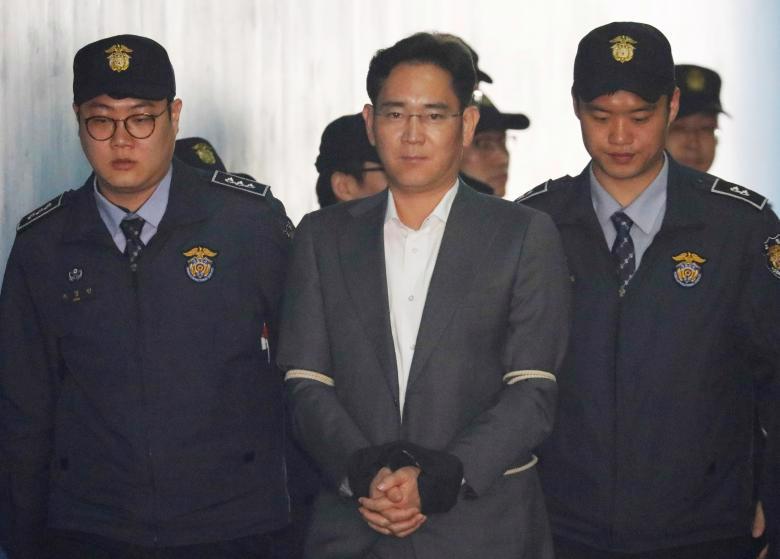 Người thừa kế Samsung Lee Jae-yong xuất hiện tại tòa án ở Seoul, Hàn Quốc ngày 7/4 - Ảnh: Reuters.<br>