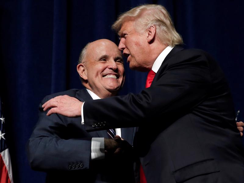 Ông Rudy Giuliani, cựu thị trưởng New York (trái), và Tổng thống đắc cử của Mỹ Donald Trump - Ảnh: Reuters/BI.<br>