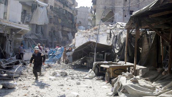 Tuyên bố nối lại đàm phán về Syria được Mỹ và Nga công bố sau 2 ngày 
thành phố Aleppo liên tiếp hứng các cuộc không kích mới khiến ít nhất 75
 người thiệt mạng - Ảnh: Reuters/BBC.<br>