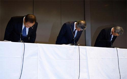 Các quan chức Toshiba cúi đầu xin lỗi trong một cuộc họp báo ở Tokyo sau khi công ty này bị phát hiện gian lận kế toán - Ảnh: Bloomberg.<br>