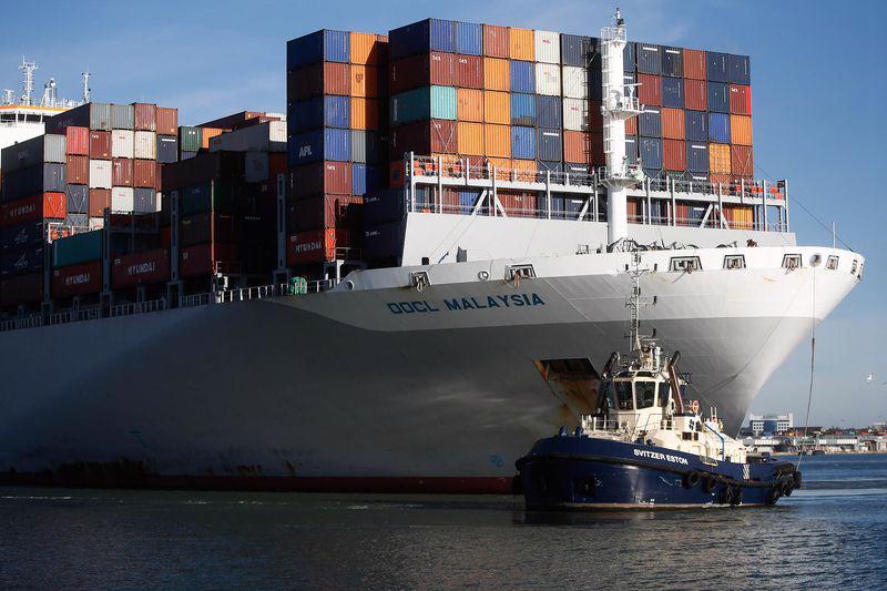 Một tàu chở hàng của Malaysia chuẩn bị cập cảng Mỹ - Ảnh: Bloomberg.<br>