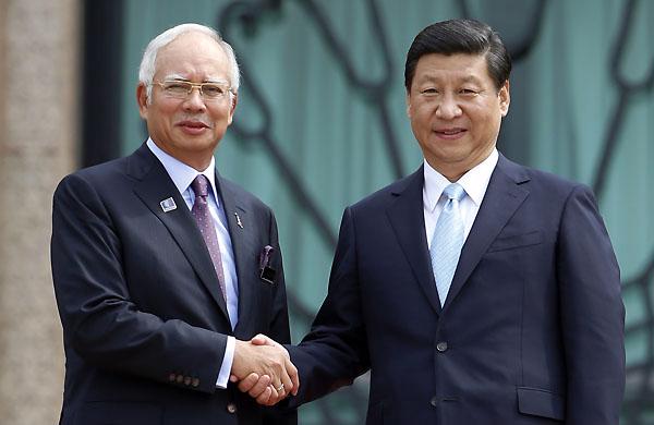 Thủ tướng Malaysia Najib Razak (trái) và Chủ tịch Trung Quốc Tập Cận Bình - Ảnh: AP.<br>