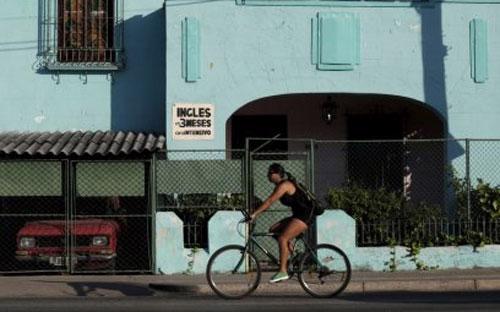 Biển quảng cáo dạy tiếng Anh trên tường một ngôi nhà ở Havana, Cuba - Ảnh: Reuters.<br>