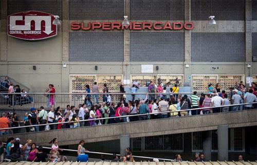 Người dân Venezuela xếp hàng chờ tới lượt mua đồ ở siêu thị - Ảnh: BBC.<br>