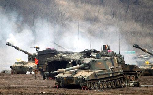 Quân đội Hàn Quốc trong một cuộc tập trận bắn đạn thật diễn ra hồi đầu tháng 4 - Ảnh: Reuters.