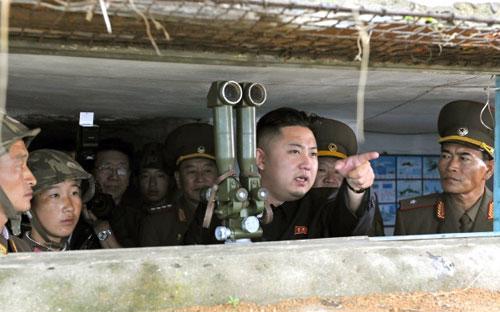 Nhà lãnh đạo Triều Tiên Kim Jong Un bên các tướng lĩnh quân sự của nước này.<br>