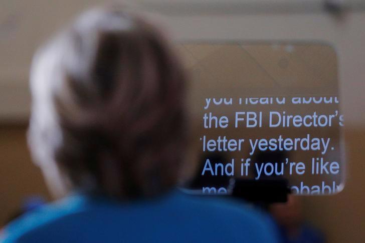 Ứng cử viên Tổng thống Mỹ Hillary Clinton sử dụng máy nhắc chữ khi phát biểu về cuộc điều tra e-mail mà FBI nhằm vào bà, tại Florida hôm 29/10 - Ảnh: Reuters.<br>