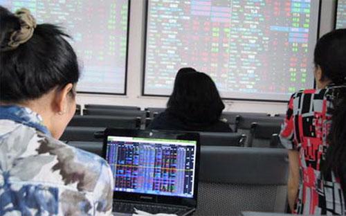 Giới đầu tư quốc tế đang mua cổ phiếu Việt Nam với tốc độ mạnh nhất 
trong 5 năm do bị thu hút bởi mức giá cổ phiếu rẻ và những nỗ lực của 
Chính phủ nhằm thúc đẩy tăng trưởng.
