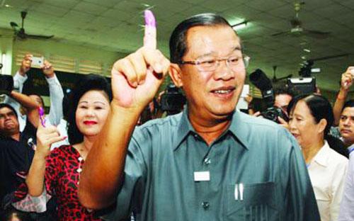 Thủ tướng Campuchia, ông Hun Sen, đi bỏ phiếu ngày 28/7 - Ảnh: Phnom Penh Post<br>