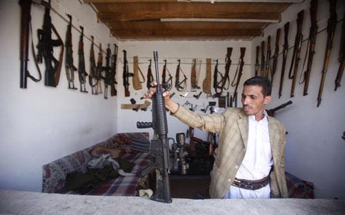 Với ước tính trung bình mỗi công dân trong số 23 triệu dân ở Yemen có ít
 nhất 2 khẩu súng, thì hàng năm quốc gia này có tới hàng nghìn người 
thiệt mạng vì xung đột xã hội và tranh chấp giữa các bộ lạc, thường bắt 
nguồn từ tranh chấp đất đai và nước.