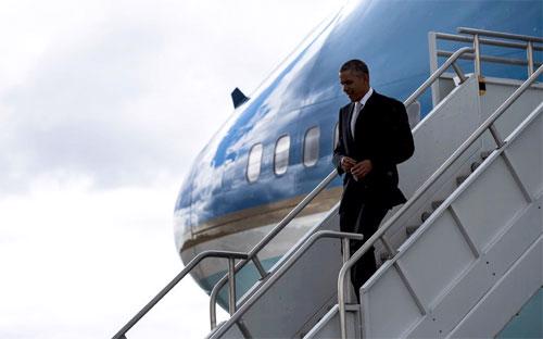 Tổng thống Mỹ Barack Obama tại sân bay quốc tế Newark, Mỹ, ngày 15/5 - Ảnh: New York Times.<br>