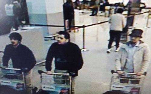 Hình ảnh lấy từ camera an ninh sân bay cho thấy 3 nghi phạm vụ tấn công sân bay ở Brussels ngày 22/3. Kẻ mặc áo trắng đang bị truy nã, trong khi hai tên còn lại bị cho là đã thiệt mạng khi đánh bom tự sát - Ảnh: Reuters.<br>
