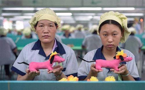 Công nhân trong một nhà máy sản xuất đồ chơi ở Trung Quốc - Ảnh: Business Insider.<br>