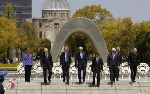 Các ngoại trưởng G7 và đại diện Liên minh châu Âu (EU) đặt vòng hoa tưởng niệm các nạn nhân bom nguyên tử ở Hiroshima, Nhật Bản ngày 11/4 - Ảnh: Reuters.<br>