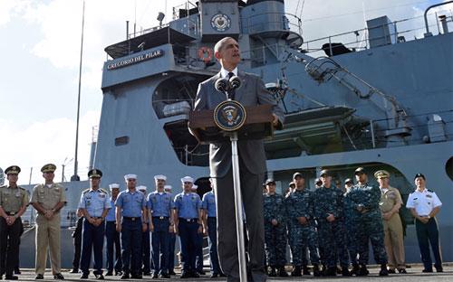 Tổng thống Mỹ Barack Obama phát biểu khi thăm tàu BRP Gregorio del Pilar của Hải quân Philippines tại cảng Manila ngày 17/11 - Ảnh: Philippines Star.<br>