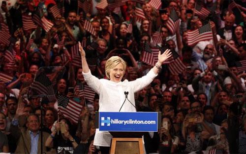 Bà Clinton ăn mừng chiến thắng ở Brooklyn, New York ngày 7/6 - Ảnh: Reuters.<br>