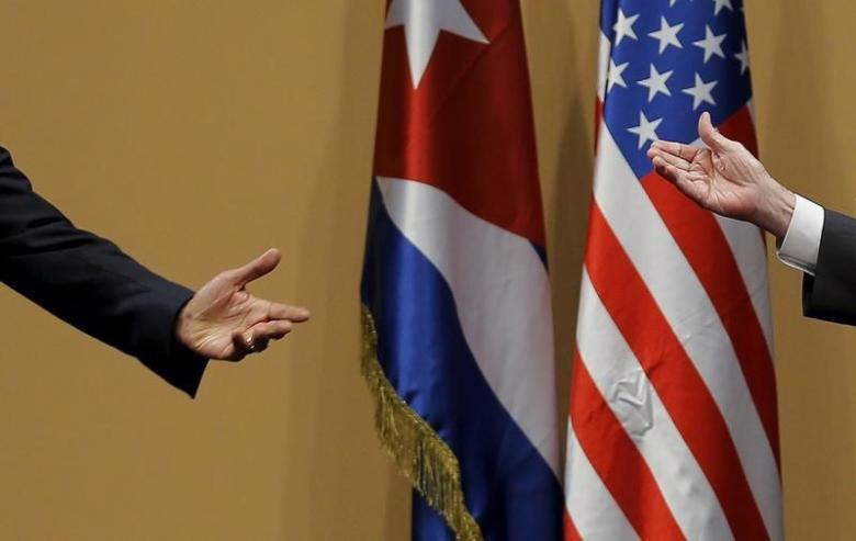 Tay của Tổng thống Mỹ Barack Obama và Chủ tịch Cuba Raul Castro tại một cuộc họp báo trong khuôn khổ chuyến thăm Havana của ông Obama hồi tháng 3/2016 - Ảnh: Reuters.<br>