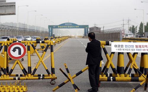 Lối vào khu công nghiệp Kaesong sau khi khu này bị Triều Tiên đóng cửa hồi tháng 4 - Ảnh: AP.<br>