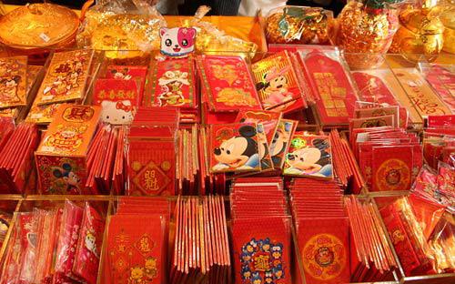 Người dân Trung Quốc đại lục có truyền thống tặng tiền mừng tuổi cho nhau để lấy may mắn vào những ngày đầu tiên của năm mới<i> - Ảnh: China Cultural</i>.
