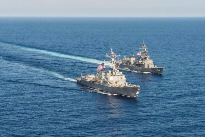 Hai tàu hải quân, một của Mỹ và một của Nhật, trong một buổi đào tạo song phương trên biển Đông vào tháng 4/2015 - Ảnh: Reuters.<br>