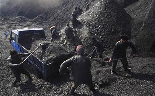 Công nhân làm việc trong một mỏ than ở Trung Quốc - Ảnh: Reuters.<br>