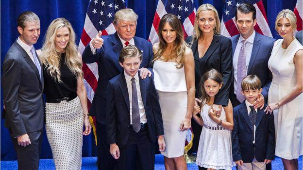 Tỷ phú Donald Trump cùng vợ và các con, cháu - Ảnh: Getty/BBC.<br>