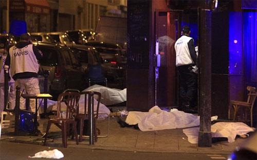 Thi thể nạn nhân nằm la liệt bên ngoài một nhà hàng ở Paris bị tấn công khủng bố đêm 13/11 - Ảnh: Reuters.<br>