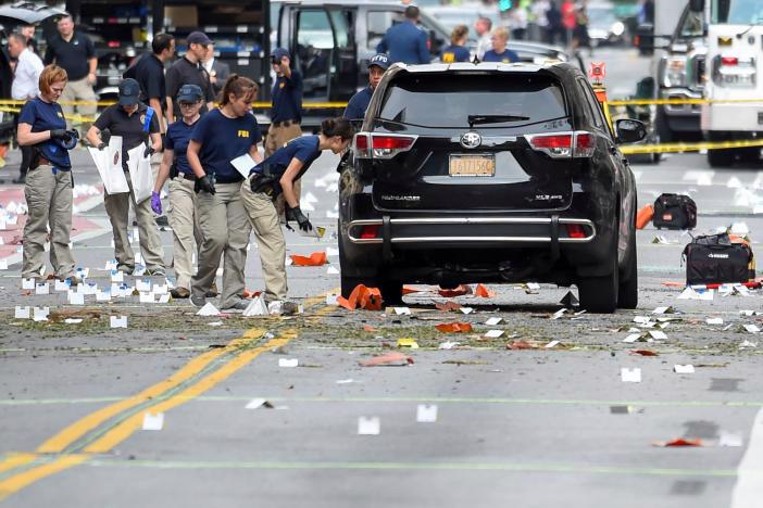 Nhân viên Cục Điều tra Liên bang Mỹ (FED) thu thập chứng cứ tại hiện trường vụ nổ bom ở Manhattan, New York, Mỹ, ngày 18/9 - Ảnh: Reuters.<br>