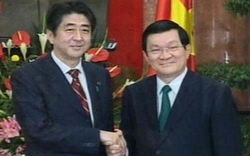 Chủ tịch nước Trương Tấn Sang gặp Thủ tướng Nhật Shinzo Abe trong chuyến thăm của ông Abe tới Việt Nam hồi đầu năm nay.<br>