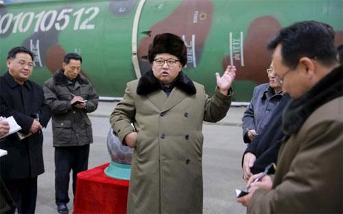 Nhà lãnh đạo Triều Tiên Kim Jong thị sát một cơ sở nghiên cứu hạt nhân của nước này - Ảnh: Reuters/KCNA.<br>