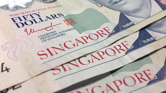 Một số nhà phân tích cho rằng nhà chức trách Singapore có thể đã can thiệp vào thị trường ngọi hối để “đỡ” tỷ giá - Ảnh: CNBC.<br>