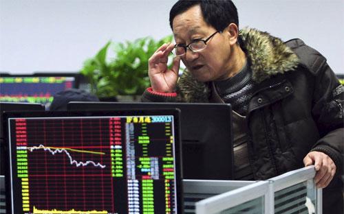 Sự đắt đỏ của giá cổ phiếu ở Trung Quốc cho thấy khó khăn trong việc dự 
báo chừng nào đợt giảm điểm hiện nay của thị trường sẽ dừng lại - Ảnh: WSJ/AP. 