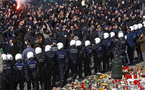 Cảnh sát chống bạo động Bỉ trấn áp đám đông người biểu tình cực hữu tại Brussels ngày 27/3 - Ảnh: Reuters.