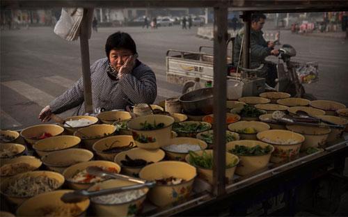 Một quầy bán thức ăn đường phố ở Hà Bắc, Trung Quốc - Ảnh: Getty/Bloomberg.<br>