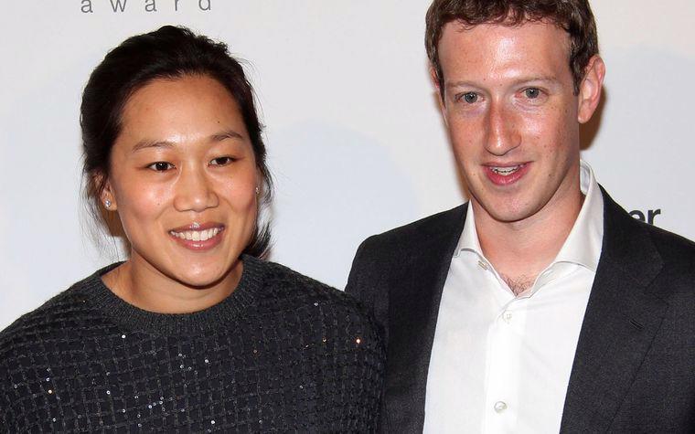 Nhà sáng lập Facebook Mark Zuckerberg (phải) và vợ Priscilla Chan - Ảnh: Getty/Bloomberg.<br>